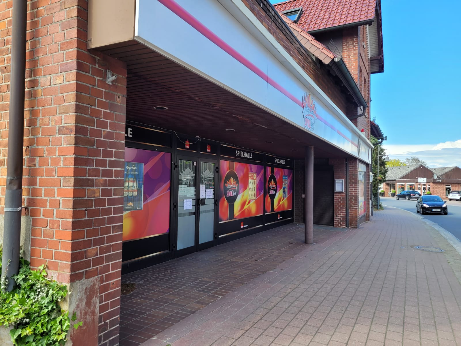 Eingang der Mega Fun Spielhalle an der Lüneburger Straße