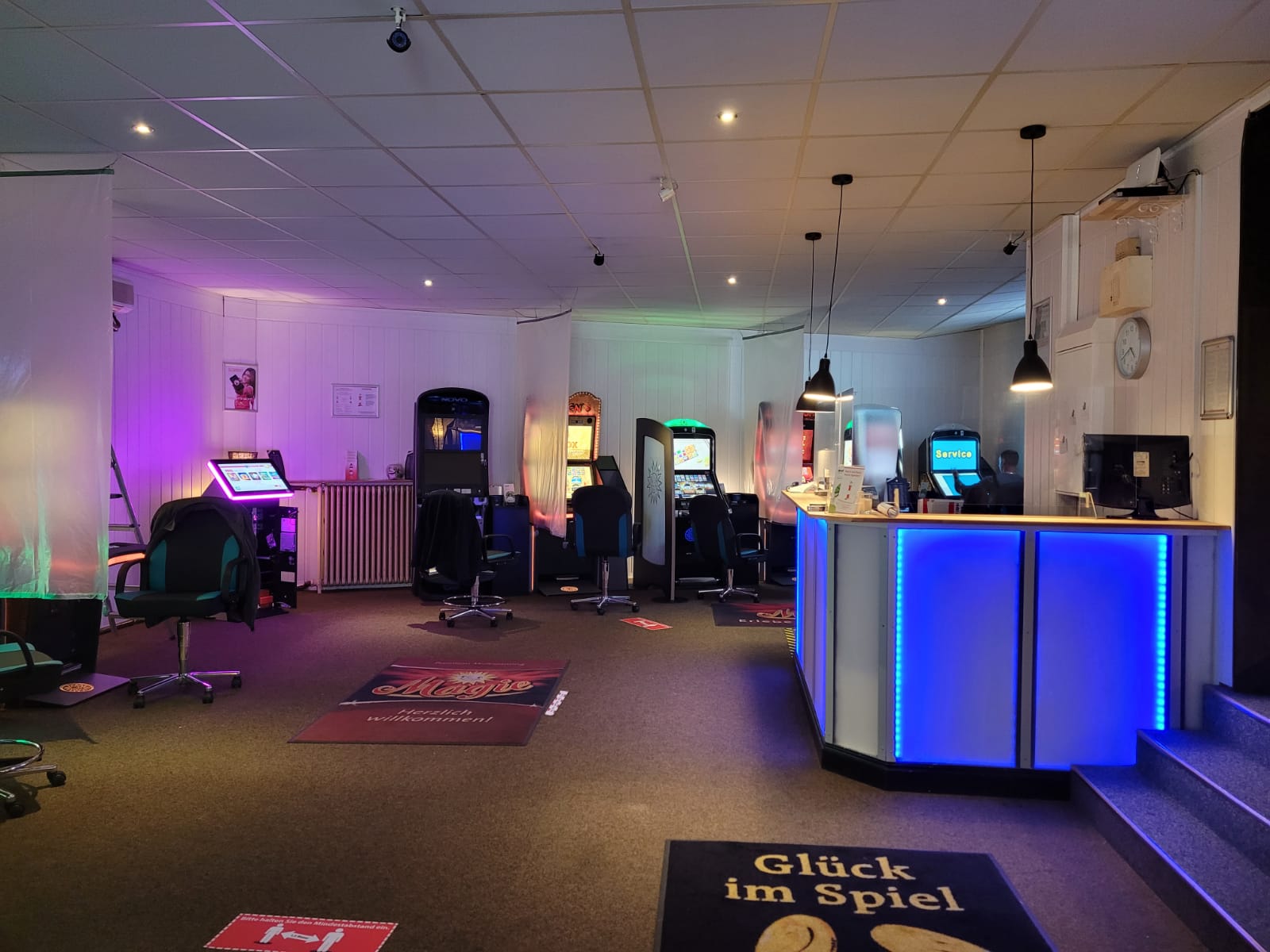 Innenansicht der Mega Fun Spielhalle mit Servicetresen und Spielgeräten